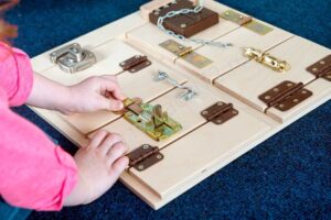 Тактильно-развивающая Панель детская Замочки